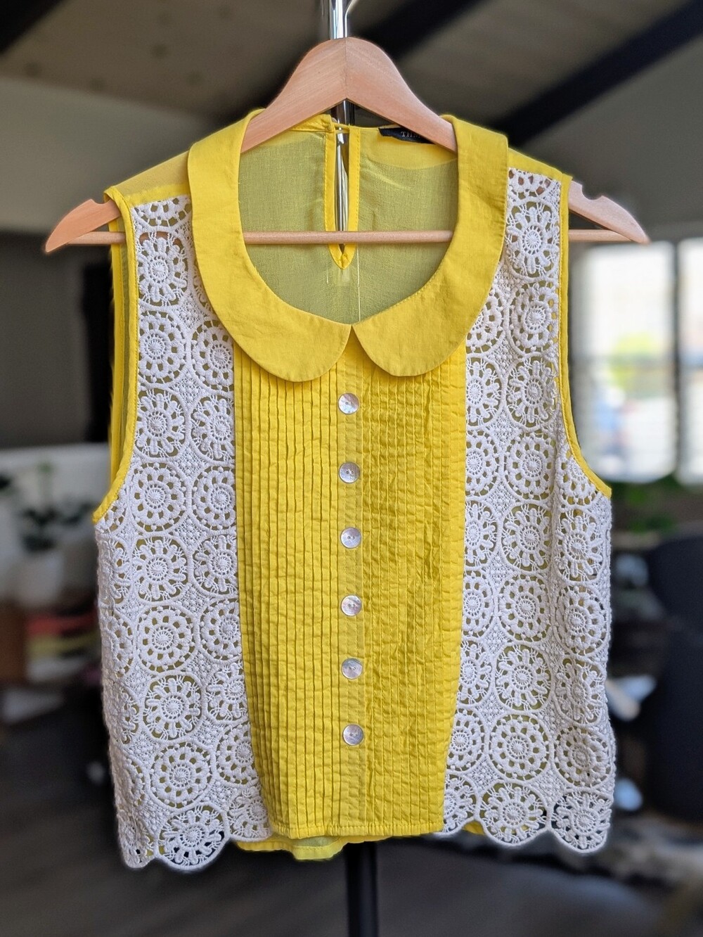 THML Peter Pan Collar Yellow & Ivory Crochet Lace Blouse w/Sheer Back Panel Sz M